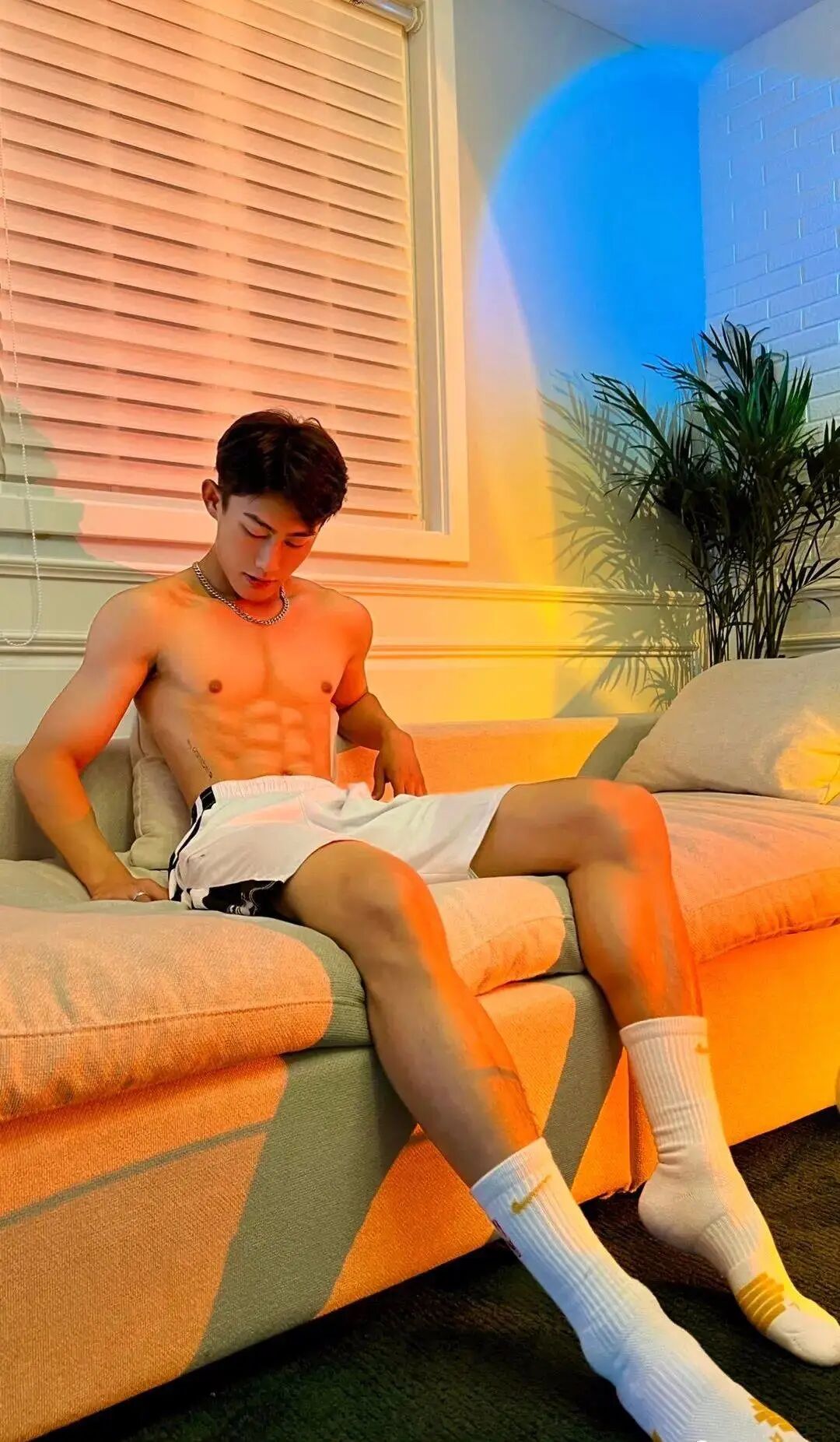 白袜长腿体育生哥哥，穿白色球裤有点迷人 - 图5