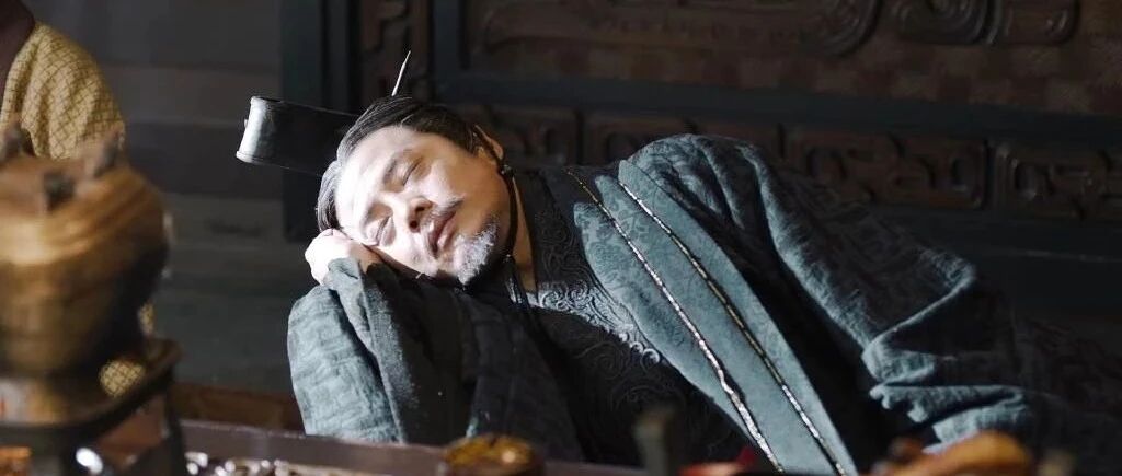 当韩信从屠夫的胯下钻过，看到一个影响他一生的东西