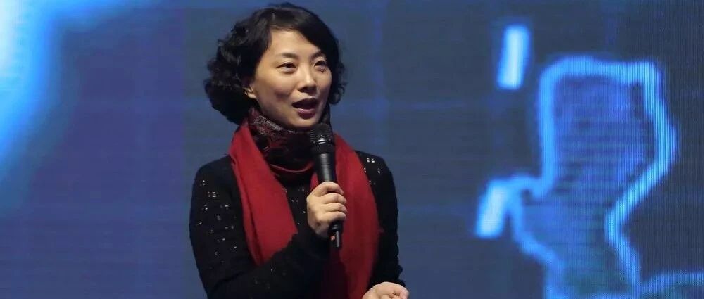 17岁海底捞服务员，如今身家30亿：穷算命富烧香，真正的成功靠方向