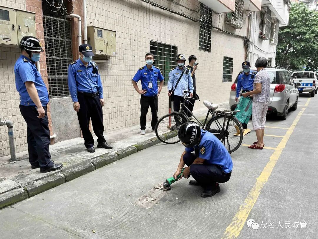 近日,市城管执法局组织茂南区城管执法局,河东街道办,属地居委,羊角镇