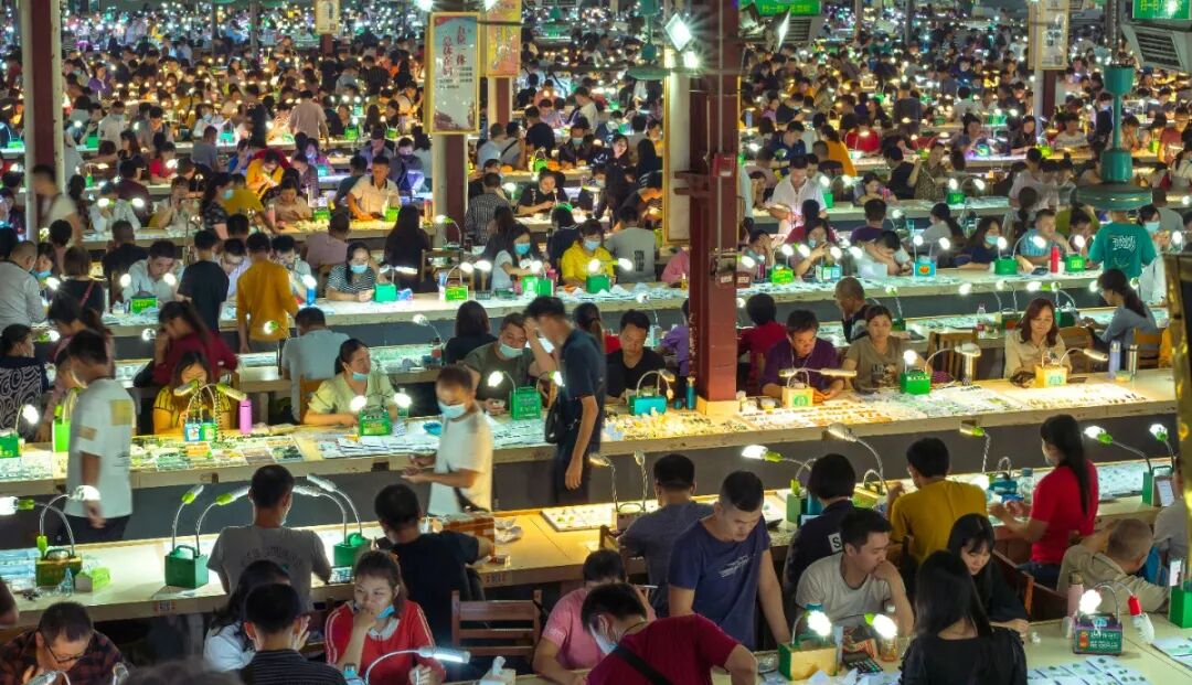 天光墟是中国玉器之乡四会的特色卖场之一,全国最早最大的翡翠第一手