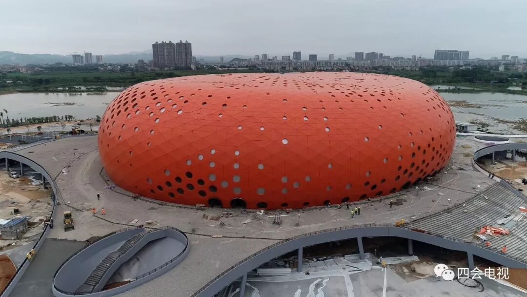四会市迎接省运会宣传片 体育中心建设情况 四会市体育中心场馆橘红色