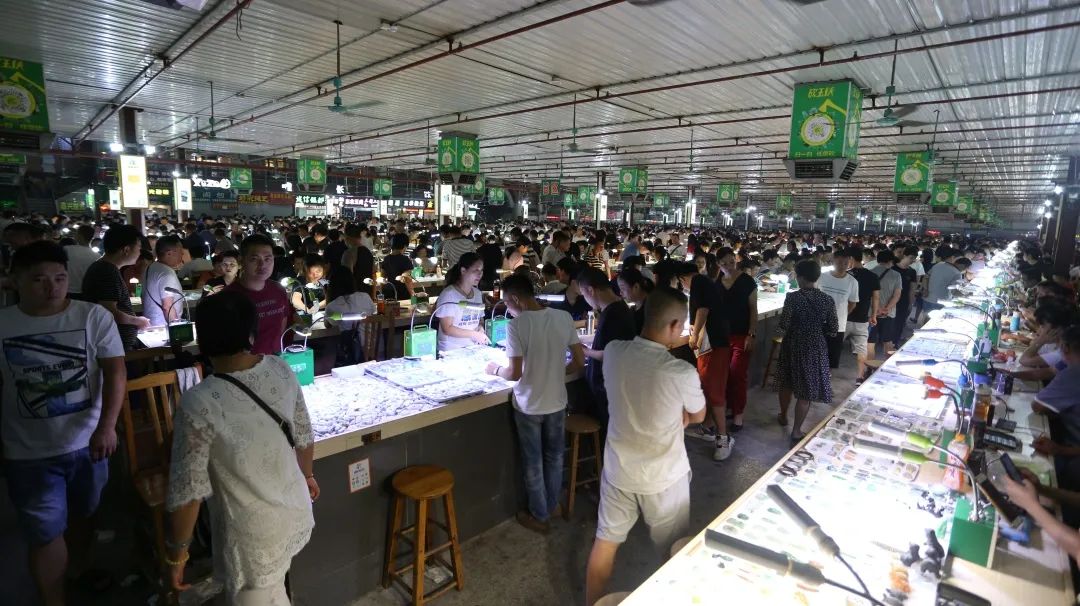 天光墟是中国玉器之乡四会的特色卖场之一,全国最早最大的翡翠第一手