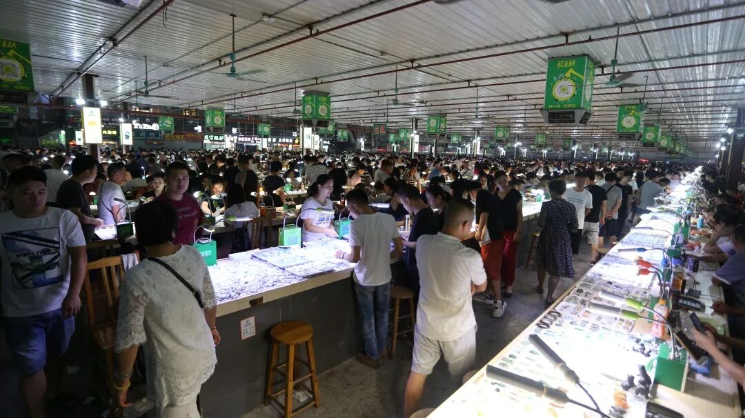 玉器之乡四会的特色卖场之一,全国最早最大的翡翠第一手价格交易市场