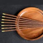 木筷、竹筷、不锈钢筷…哪种更好？小心伤肝又致癌！换副文玩古器都爱用的上等木材做的吧，真绝了！