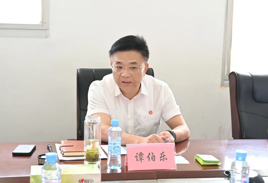 领导大接访安义县委书记谭伯乐接待信访群众02