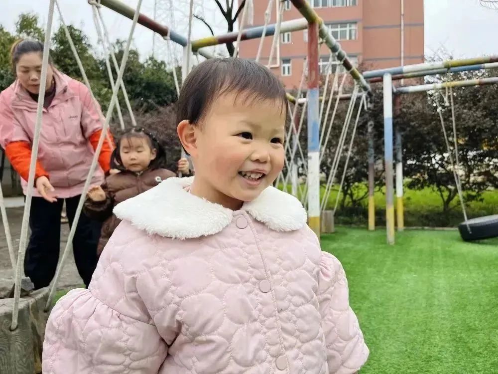 聪明的女孩在学校学新知识_聪明的女孩在学校学新知识_聪明的女孩在学校学新知识