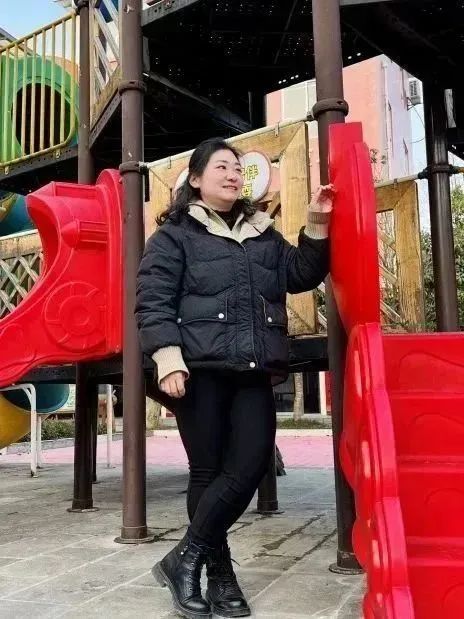 聪明的女孩在学校学新知识_聪明的女孩在学校学新知识_聪明的女孩在学校学新知识