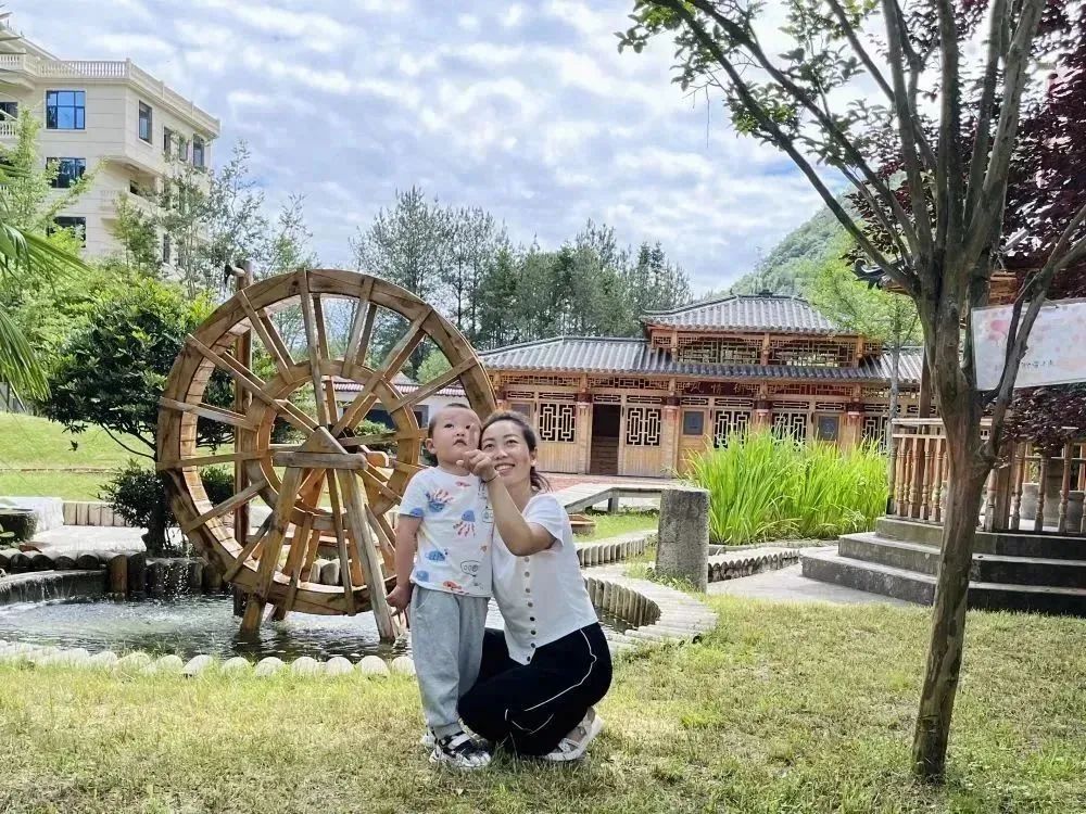 聪明的女孩在学校学新知识_聪明的女孩在学校学新知识_聪明的女孩在学校学新知识