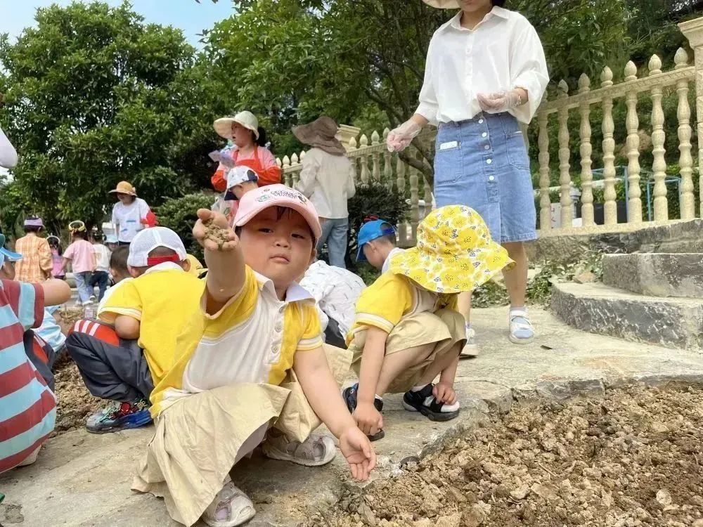 聪明的女孩在学校学新知识_聪明的女孩在学校学新知识_聪明的女孩在学校学新知识