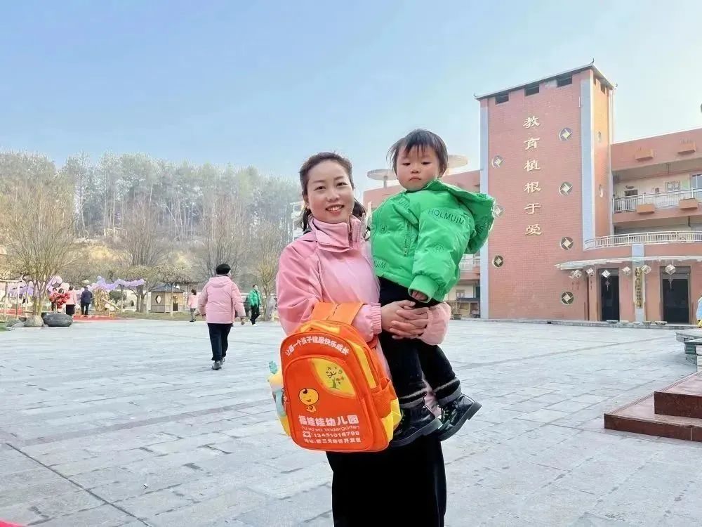 聪明的女孩在学校学新知识_聪明的女孩在学校学新知识_聪明的女孩在学校学新知识