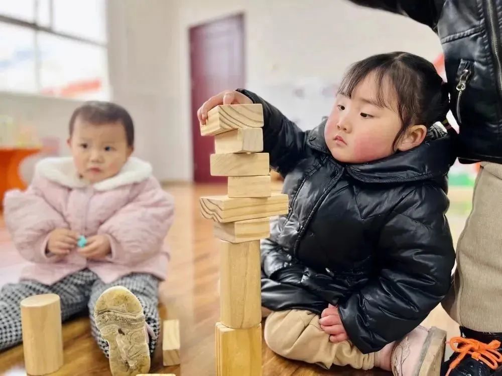 聪明的女孩在学校学新知识_聪明的女孩在学校学新知识_聪明的女孩在学校学新知识