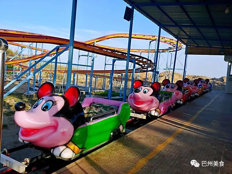 游乐园里有什么游乐项目_游乐场人坐在球里往上抛_游乐园里都有啥项目