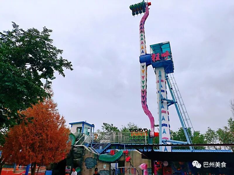 游乐园里都有啥项目_游乐园里有什么游乐项目_游乐场人坐在球里往上抛