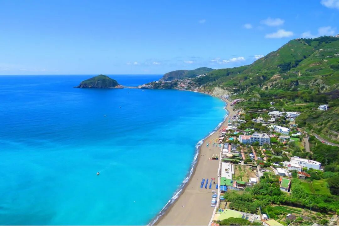 it圣安杰洛santangelo位于伊斯基亚岛南海岸,这里有着岛上最壮观的