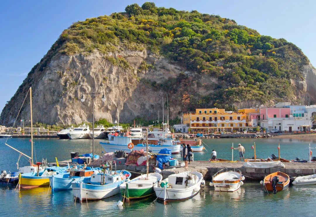 位于伊斯基亚岛南海岸,这里有着岛上最壮观的景色圣安杰洛屿isolotto