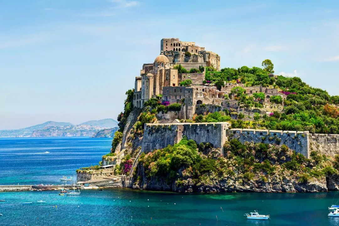 08balate dorin/shutterstock港口的另一边,阿拉贡城堡castello