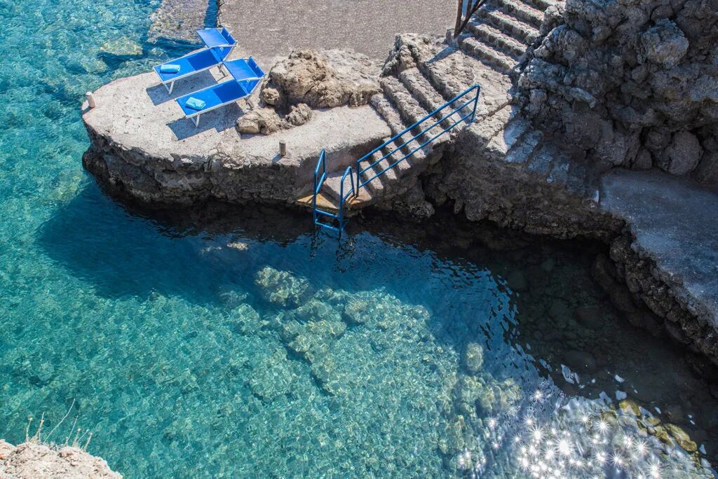 it岛西岸的城镇福里奥forio,坐落在埃波梅奥山西侧一块开阔的平地和台