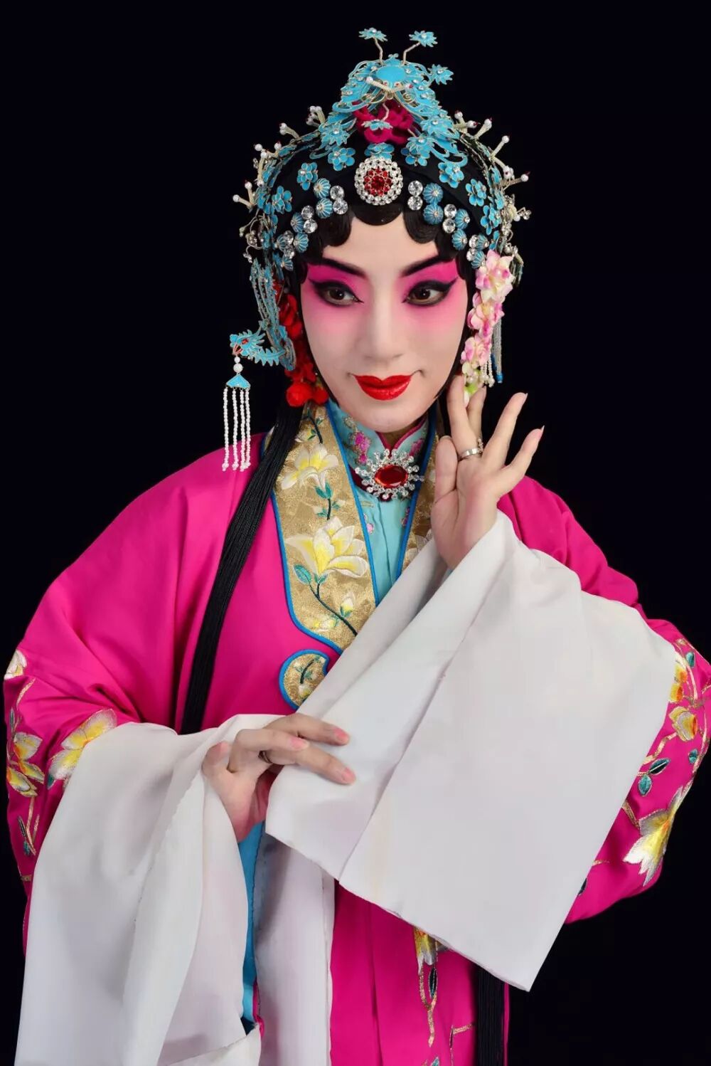 杨派老生,第三届中国京剧优秀青年演员研究生班研究生,现任山东省京剧