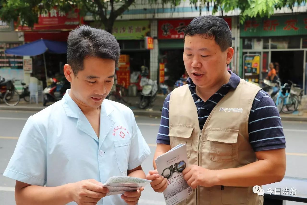 龙海市林业局副局长(右)为市民讲解条例 席辉