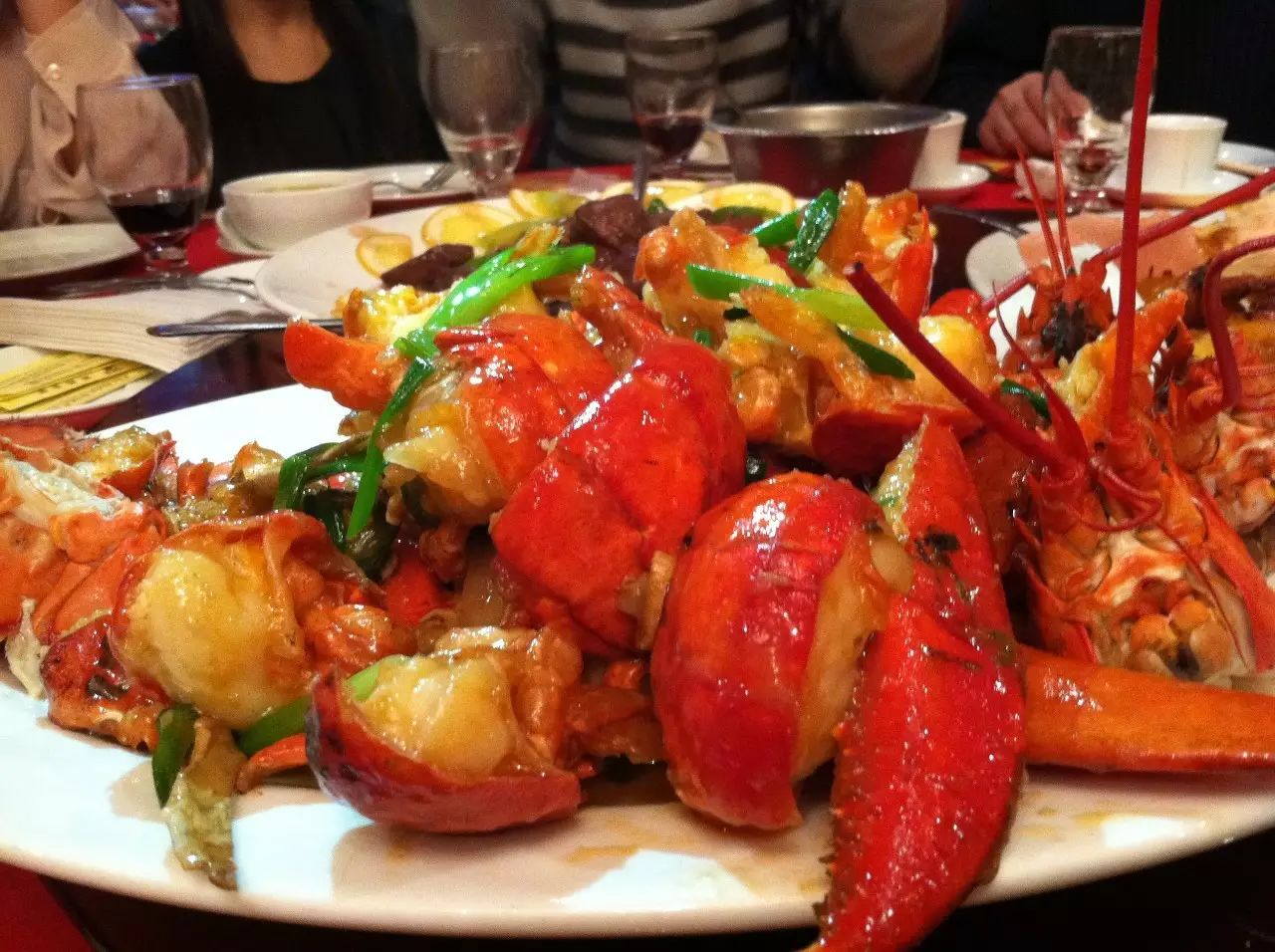 大龙虾餐桌照片图图片