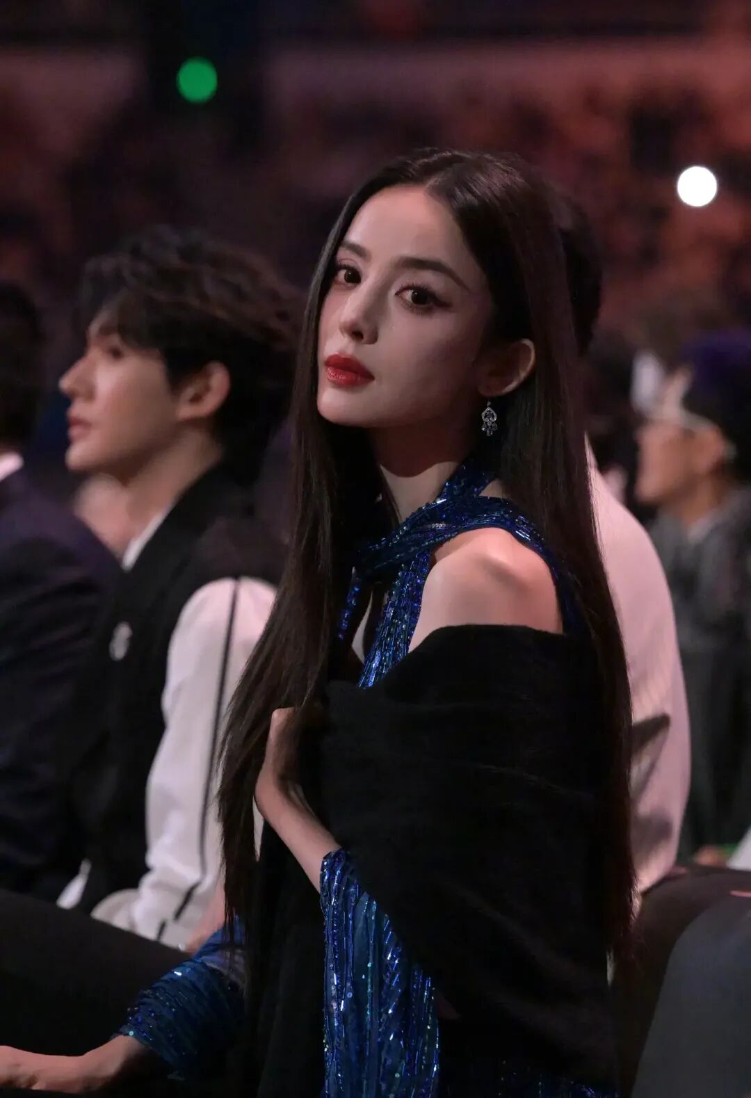 古力娜扎微博之夜深蓝大v领高叉礼服惊艳全场