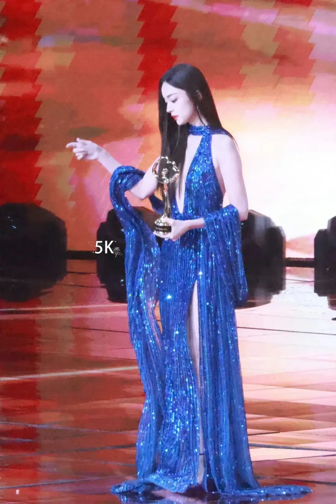 古力娜扎微博之夜深蓝大v领高叉礼服惊艳全场