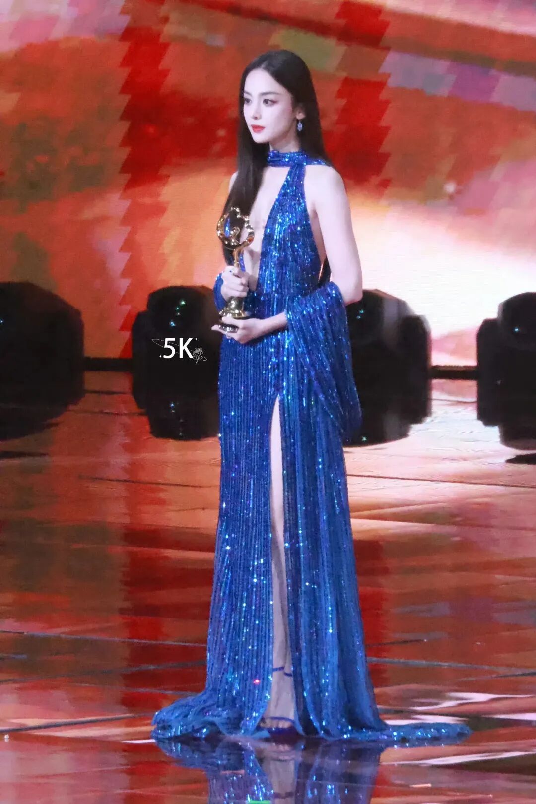 穿深蓝大v领开高叉礼服,优雅地步入会场,成为了这个夜晚最耀眼的明星
