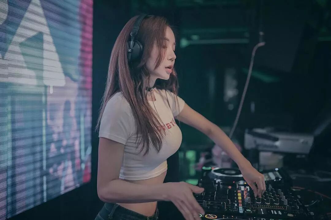 除了 SODA，這些胸器逼人的 DJ 小姐姐哪個頂得住？