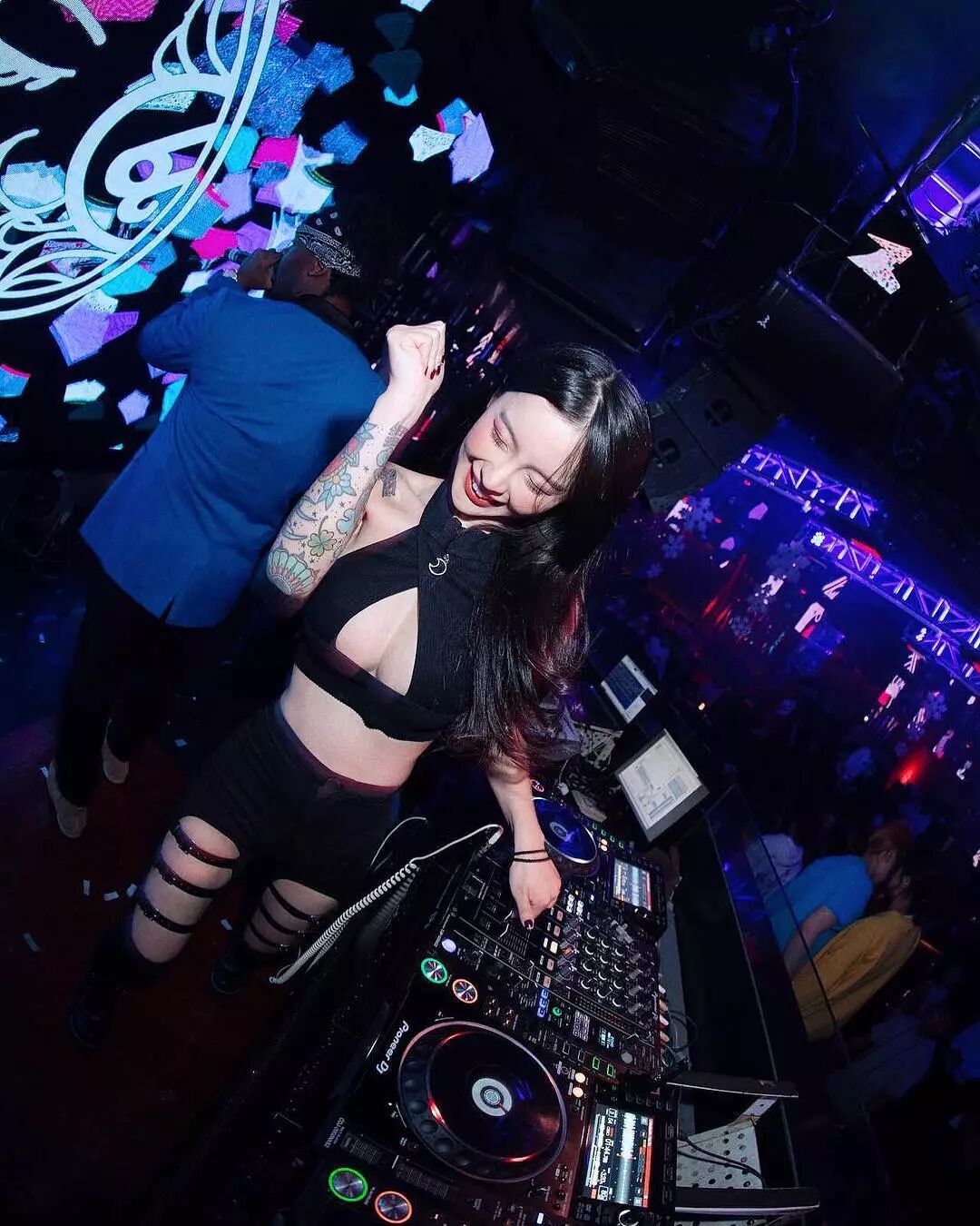 除了 SODA，這些胸器逼人的 DJ 小姐姐哪個頂得住？