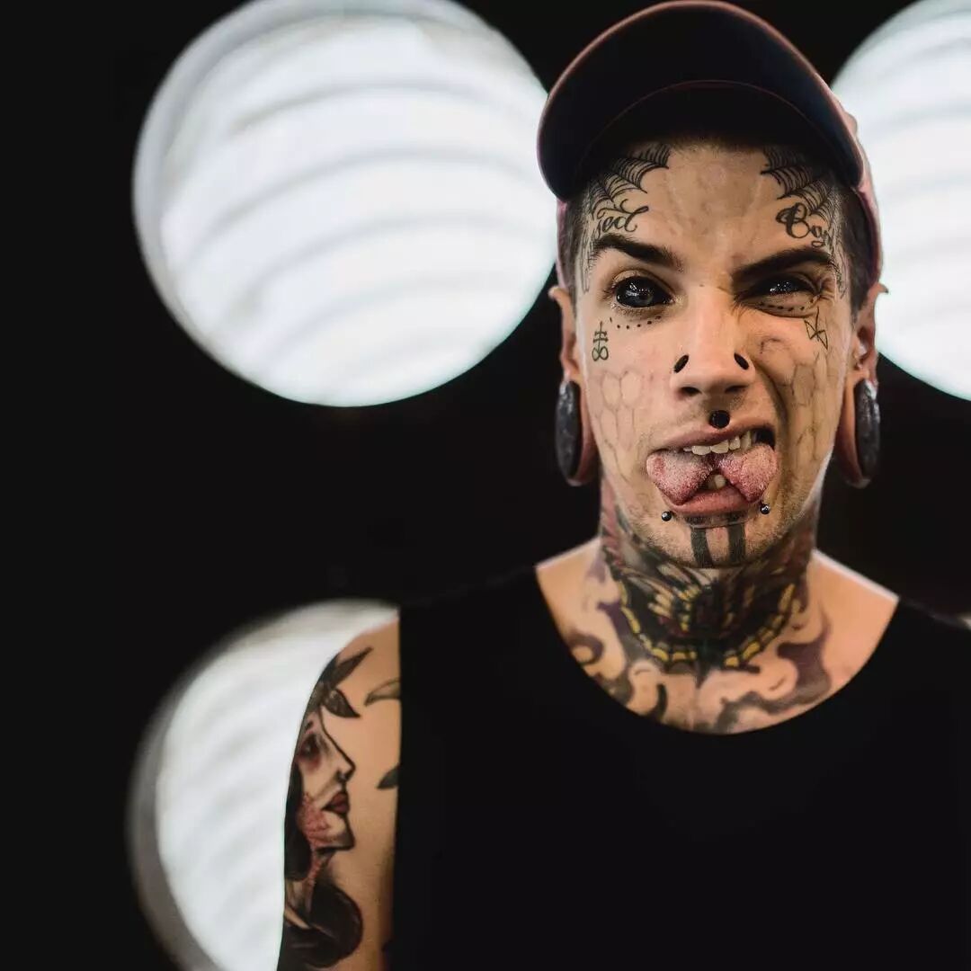 我 21 歲有 40 次身體改造，150 處紋身，你呢？