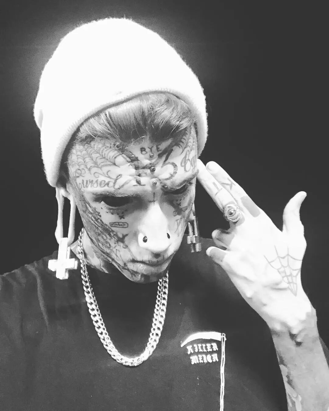 我 21 歲有 40 次身體改造，150 處紋身，你呢？