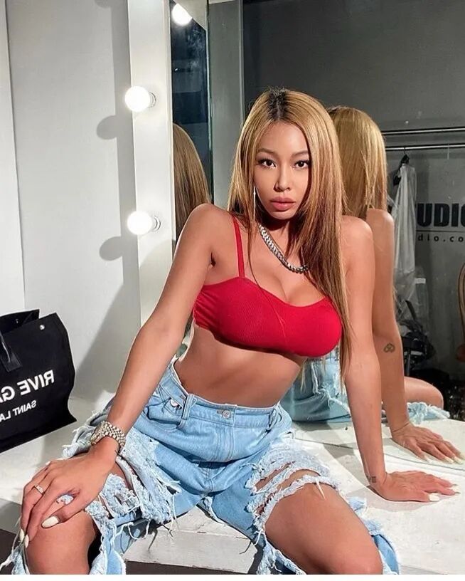 凭火辣身材将泫雅挤下榜 “韩国最辣女rapper”有多野（组图） - 22