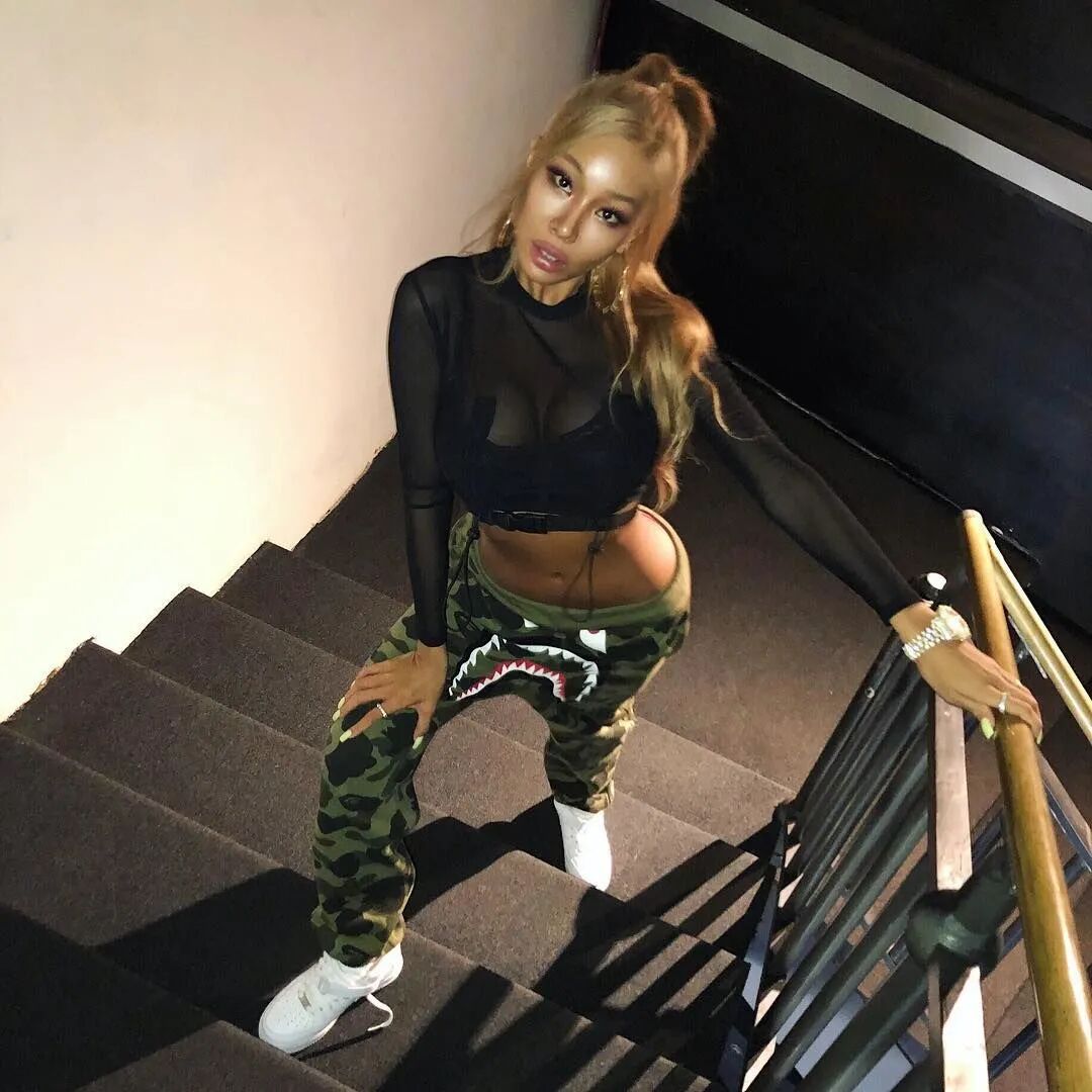 凭火辣身材将泫雅挤下榜 “韩国最辣女rapper”有多野（组图） - 36