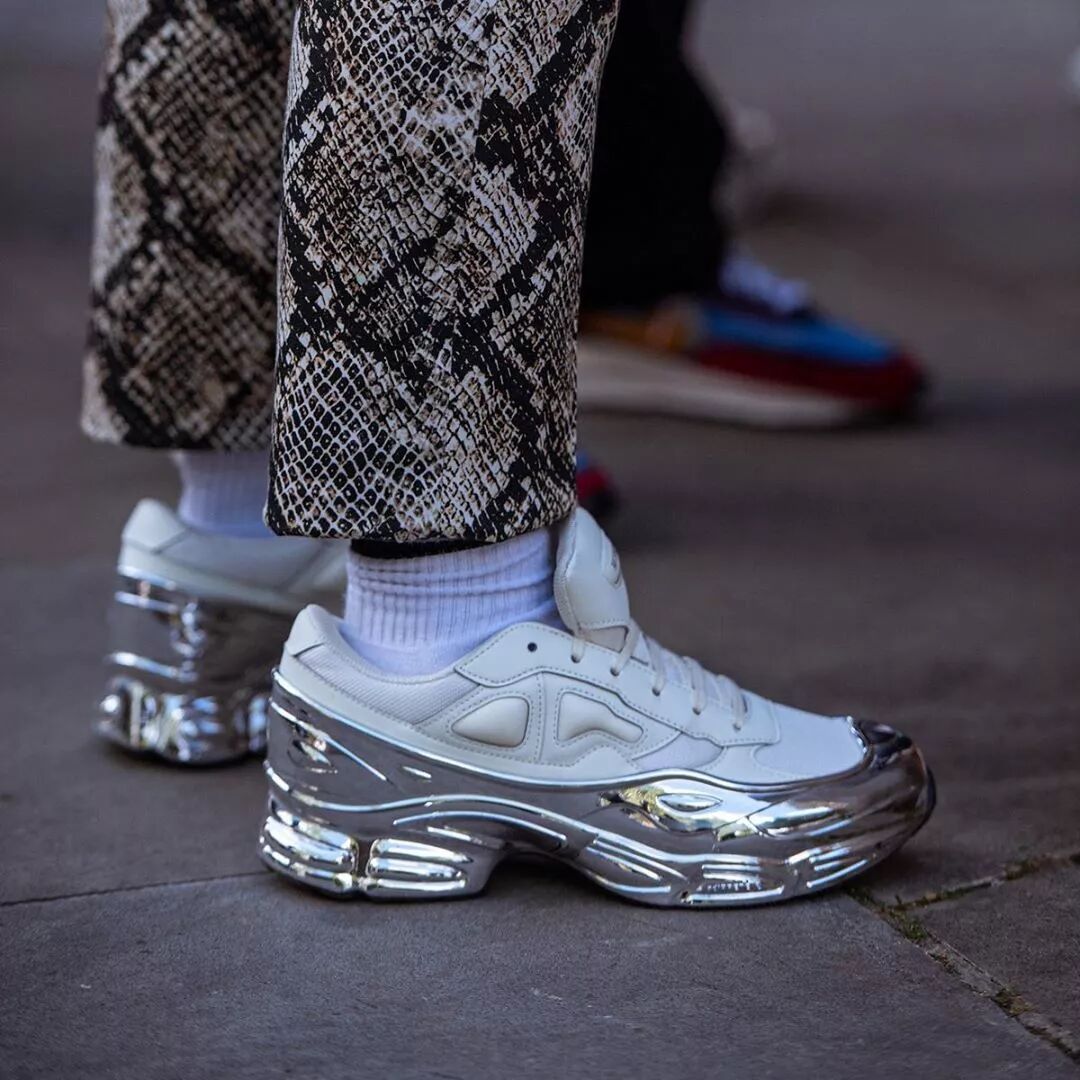 今夏 IG 上最火的 5 雙小白鞋，不用花大錢就能輕鬆買到而且還是泫雅同款？