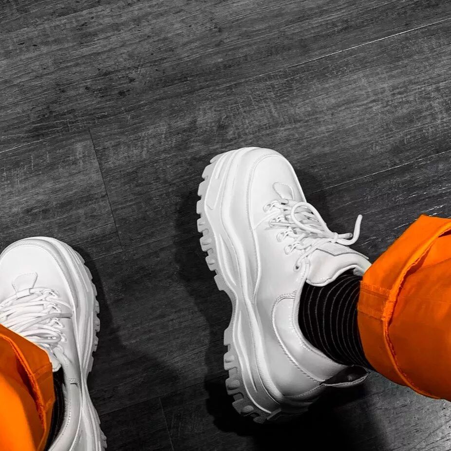 今夏 IG 上最火的 5 雙小白鞋，不用花大錢就能輕鬆買到而且還是泫雅同款？