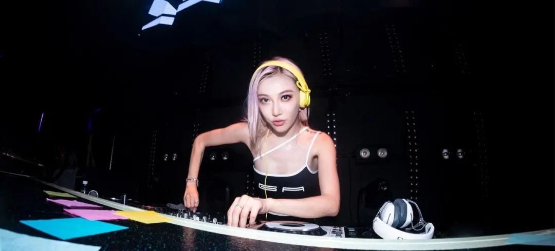 的女子dj……2017年成為首位進入世界女子百大dj(djanemag)的中國女dj