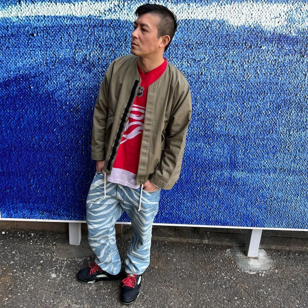 脚一双clot x air jordan「jade 5 low」鞋款搭配levis x clot牛仔裤