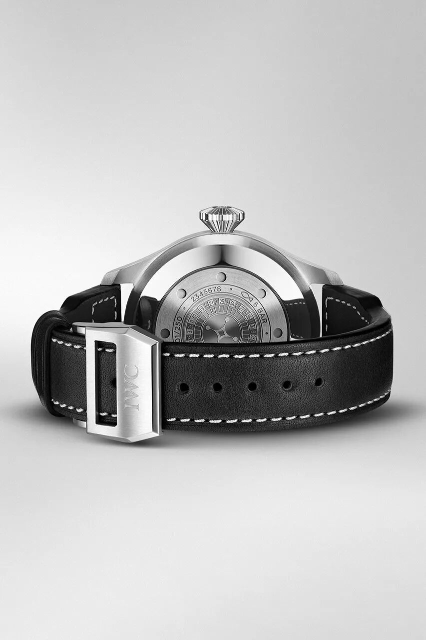 最大特点便是底盖处的轮盘图样,表盘 6 点钟位置的日期窗亦呼应轮盘