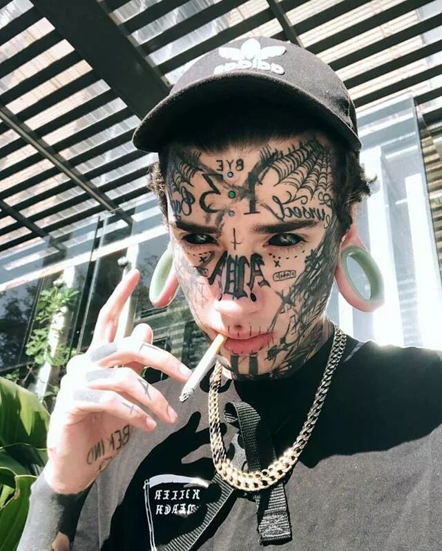 我 21 歲有 40 次身體改造，150 處紋身，你呢？