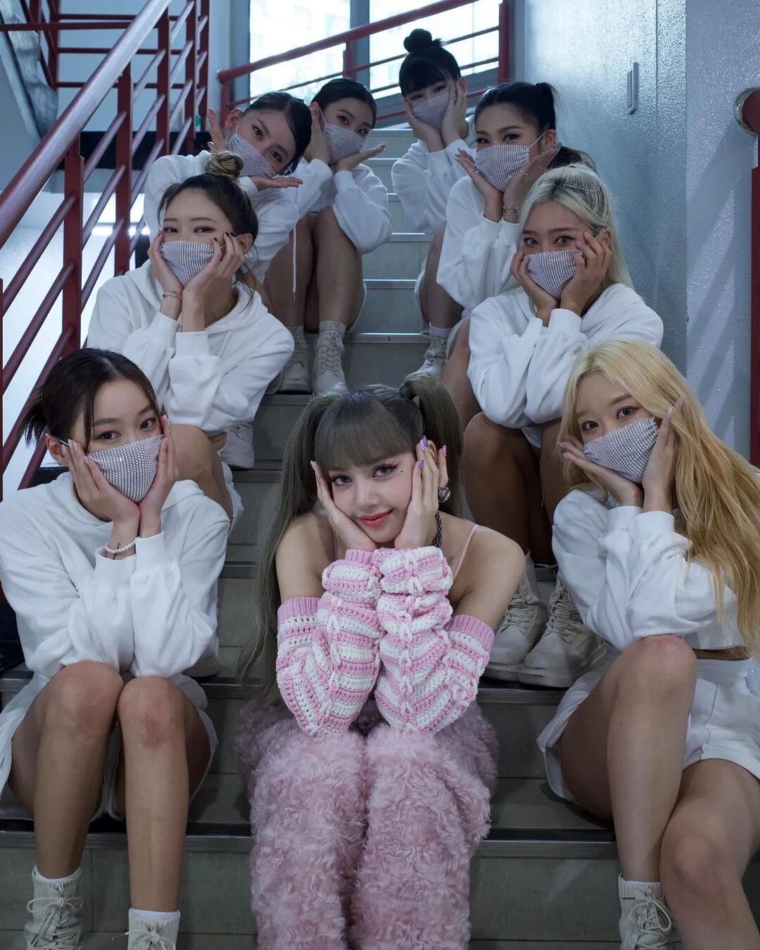 lisa确诊新冠!blackpink其余成员均为阴性,暂停活动! - 元宇宙