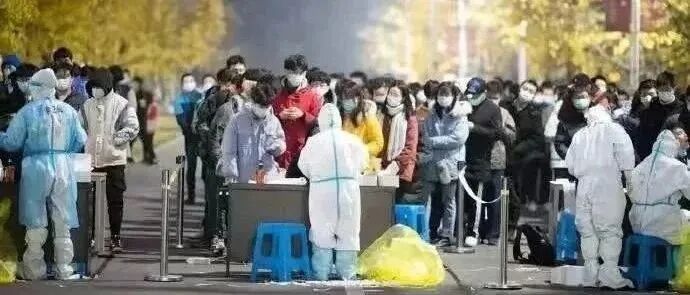 一家九口全部确诊，病毒再次变异，30万人连夜大逃离：中国这一幕太好哭了