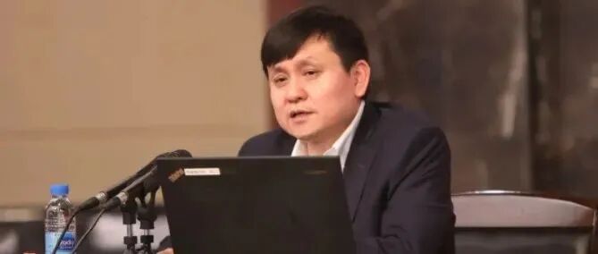 张文宏亲哥真实身份曝光，震惊网友：原来最好的教育，就是要拼爹