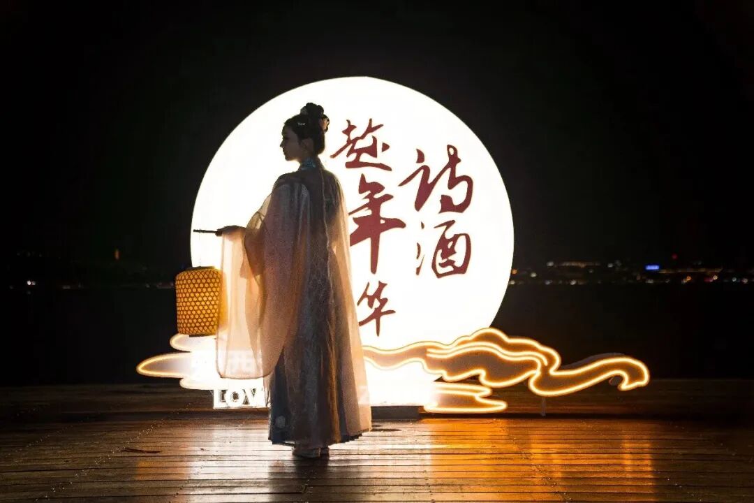 夜西湖光影