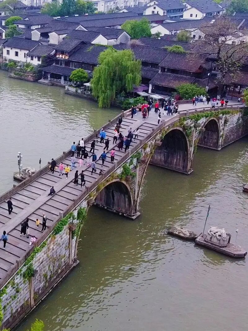 杭州拱宸桥,横跨京杭大运河水道,是京杭大运河南端的终点.西侧