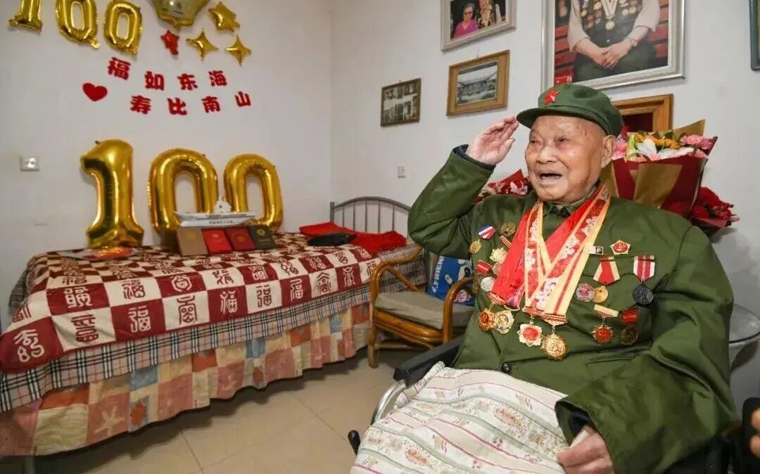 抗战老兵提起战争经历时的眼神