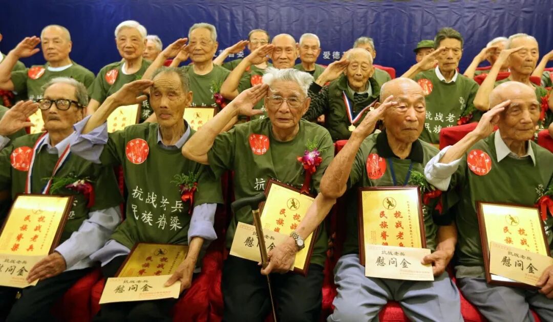 抗战老兵提起战争经历时的眼神,那一刻，他们的眼神骤然澄澈！抗战老兵提起烽火岁月，..