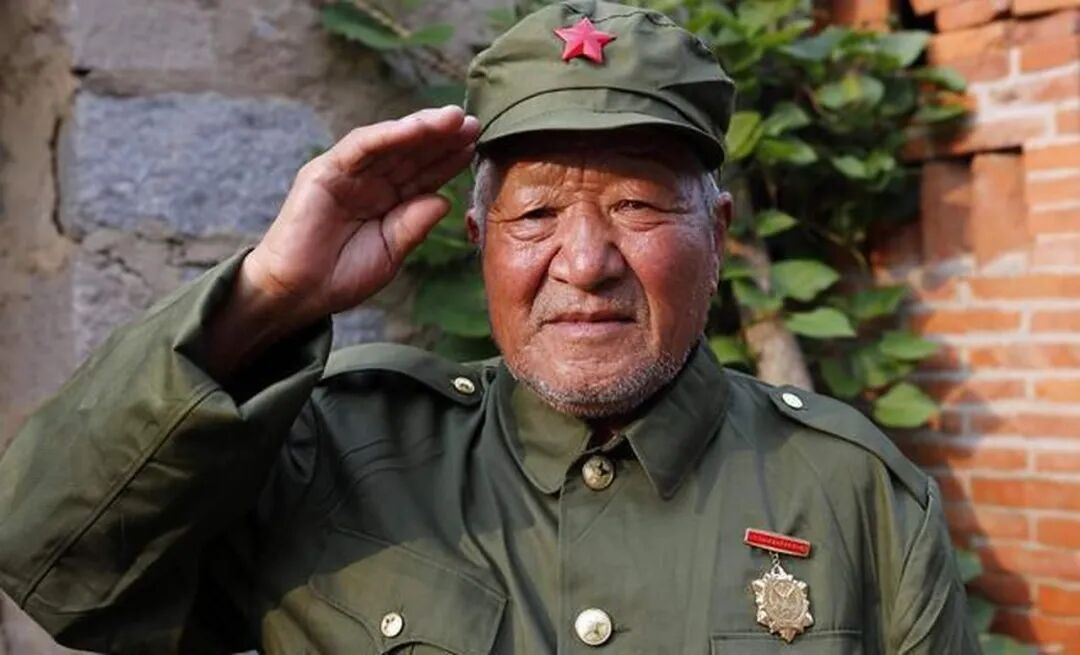 抗战老兵提起战争经历时的眼神