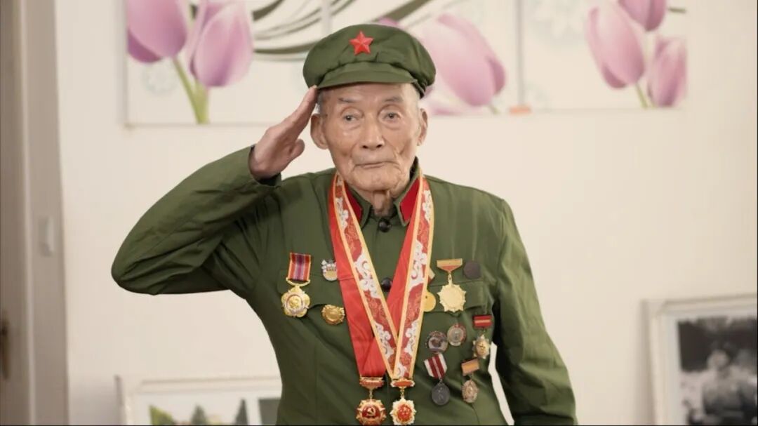 抗战老兵提起战争经历时的眼神