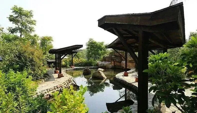 之中设有58个不同形态的温泉泡池为主题的客都温泉度假村以"温泉养生